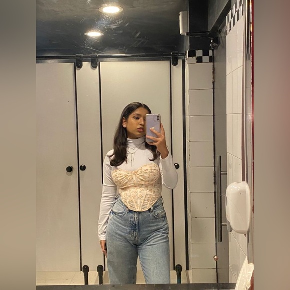 H&M basics white turtleneck ribbed top •Size:small•Fabric:cotton•colour:white - Picture 4 of 7